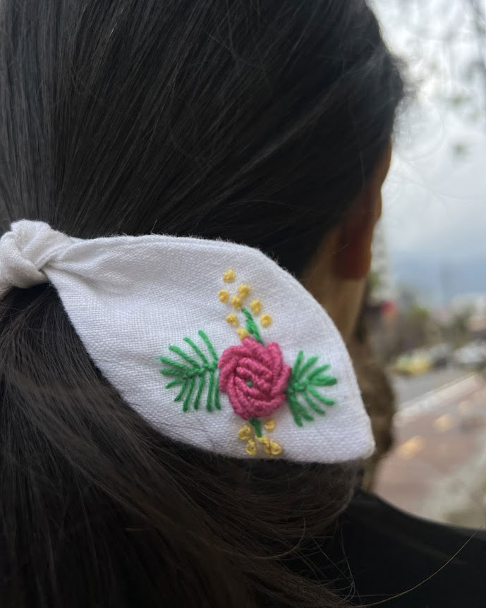 Moño bordado a mano Ecuador