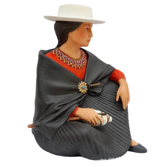 Escultura Mujer Saraguro etnias ecuador artesania