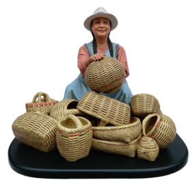 escultura ceramica mujer canastera cuencana