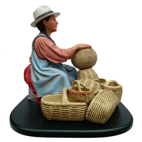 escultura ceramica vendedora de canastas cuencana