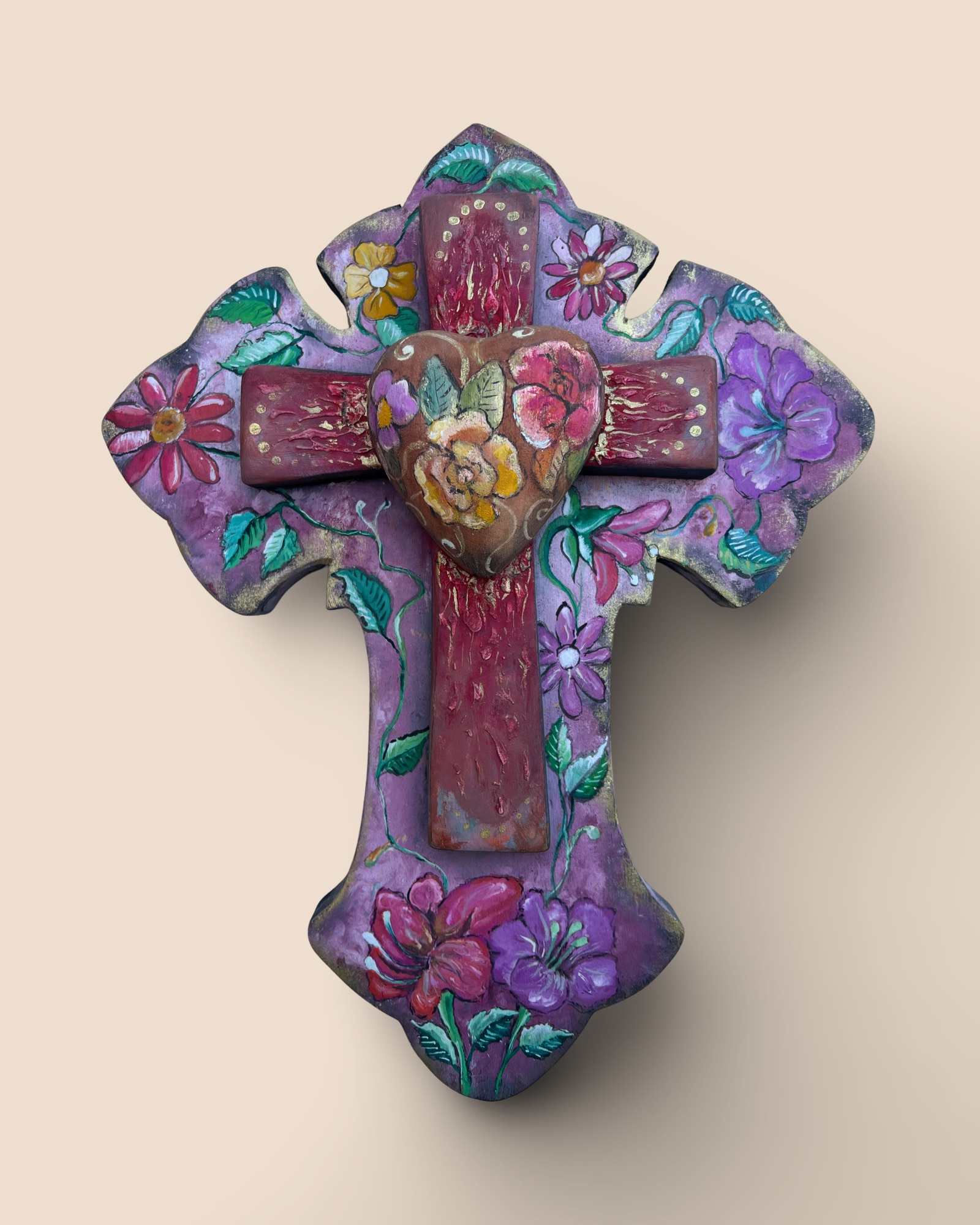 Cruz de madera tallada en Ecuador