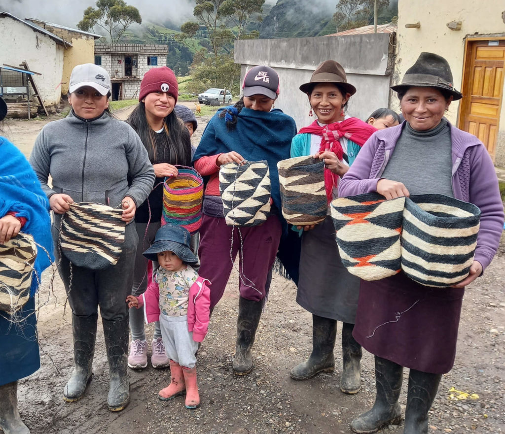 Artesanas tejedoras de shigras